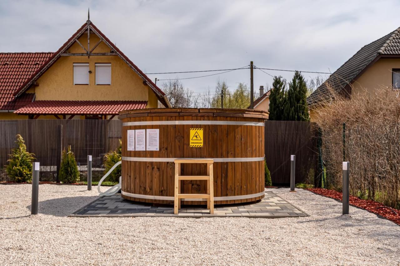 H&H Apartments Poroszlo Exterior photo